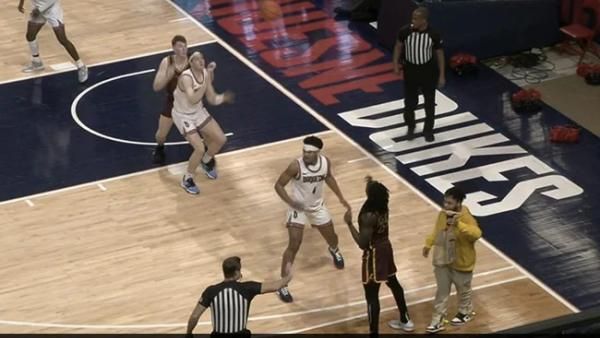 'கடமை உணர்ச்சிக்கு அளவே இல்லையா'.. போட்டியின் போது கிரவுண்டுக்குள் புகுந்து உணவு டெலிவரி செய்த நபர்