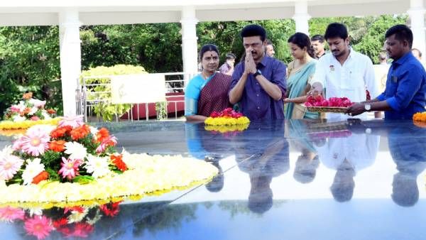 தை 1 வாழ்த்து பெற வந்தவர்களுக்கு பரிசாக ரூ.100! கருணாநிதி நினைவிடத்தில் குடும்பத்தினருடன் முதல்வர்!