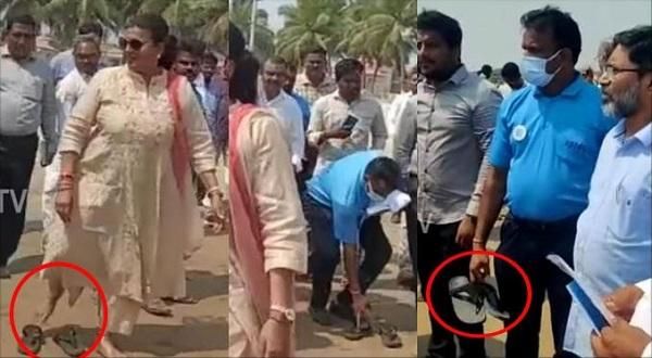 ஆந்திர அமைச்சர் ரோஜாவின் செருப்பை கையில் எடுத்து வந்த ஊழியர்.. தீயாய் பரவும் வீடியோவால் பரபரப்பு