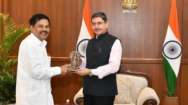 உயிருடன் பிரபாகரன்.. ஆளுநர் ஆர்.என். ரவியுடன் மூத்த வக்கீல் கே.எஸ்.ராதாகிருஷ்ணன் திடீர் சந்திப்பு!