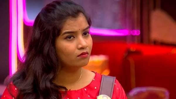 அப்போ என்னை எங்க கை வச்சு தள்ளுனான்னு தெரியுமா? ஆனால் இப்போ? தனலட்சுமியை கலாய்க்கும் ரசிகர்கள்