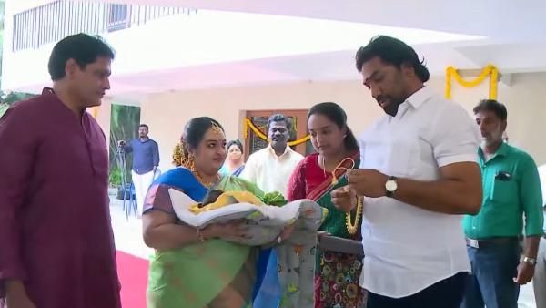 ஓபிஎஸ்ஸுக்கு பதிலாக இளைய மகன்.. ஜெ.தீபா இல்ல நிகழ்வுக்கு சென்று நகை அணிவித்து வாழ்த்திய ஜெயபிரதீப்!