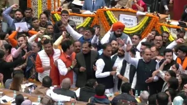 டெல்லி மேயர் தேர்தல்.. 3வது முறையும் கூச்சல் குழப்பம்.. தற்காலிக அவை தலைவருக்கு எதிராக அமளி