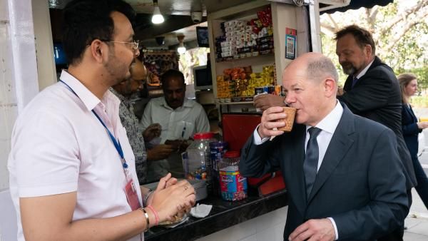 இந்தியாவுக்கு வந்துட்டு டீ குடிக்காமல் போவதா.. தெருவோர கடையில் தேனீர் அருந்திய ஜெர்மனி அதிபர்