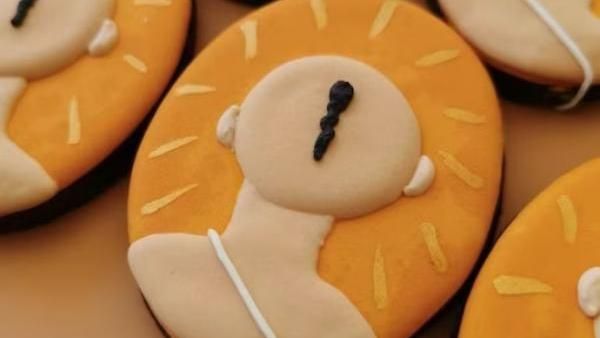 காவி நிறத்தில் குடுமி- பூணூலோடு பிராமின் குக்கீஸ்.. பிஸ்கெட்டிலும் ஜாதியமா? நெட்டிசன்கள் கொந்தளிப்பு