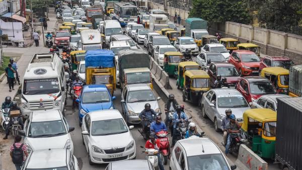 எருது விடும் விழாவிற்கு தடை.. ஓசூர் அருகே சென்னை - பெங்களூர் நெடுஞ்சாலையில் மறியல்.. டிராபிக் ஜாம்