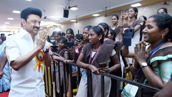 படிக்கும் காலத்தில் கவனச் சிதறல்கள் வேண்டாம்! மாணவிகளுக்கு முதலமைச்சர் ஸ்டாலின் அறிவுரை!