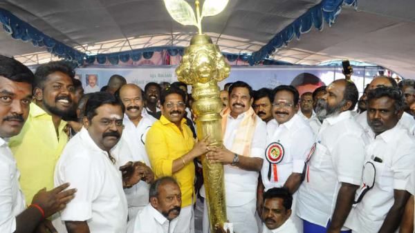 இரட்டை இலை சின்னத்துடன் கூடிய செங்கோல்! எடப்பாடி பழனிசாமிக்கு டைமிங்காக கிஃப்ட் தந்த டாக்டர் சரவணன்!