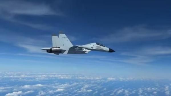 வேகமாக வந்த அமெரிக்க விமானம்.. வழிமறித்து நின்ற சீன போர் விமானம் - பரபர சம்பவம் - என்னாச்சு?