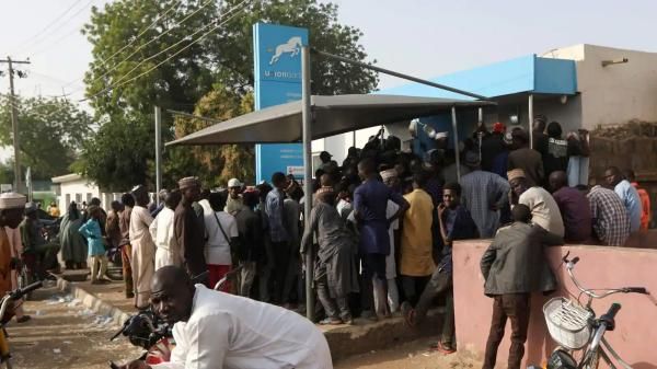 இந்தியாவைபோல் பணமதிப்பிழப்பு.. நைஜீரியாவில் கொதித்த மக்கள்.. வங்கி, ஏடிஎம்களுக்கு தீவைப்பு-பதற்றம்