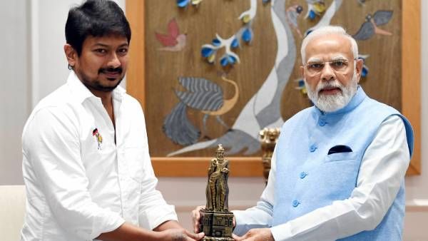 திருக்குறள் கூறும் பிரதமர் மோடி..திருவள்ளுவர் சிலையை பரிசளித்த உதயநிதி ஸ்டாலின்