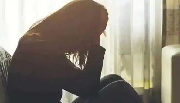 கணவனை தூக்கில் தொங்கவிட்ட 