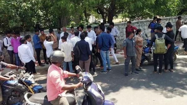 பட்டாக்கத்தி..பாட்டில் வீச்சு..பட்டப்பகலில் கல்லூரி மாணவர்கள் மோதல்..பதறிய மெரீனா..4 பேர் கைது