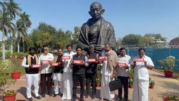 எங்கள் எய்ம்ஸ் எங்கே? மத்திய பட்ஜெட்டில் நிதி ஒதுக்கவில்லை.. செங்கலை ஏந்தி எம்பி-க்கள் போராட்டம்!