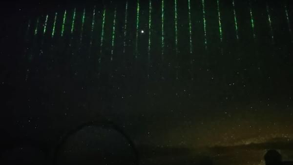 வானத்தில் கோடு கோடாக.. பச்சை நிறத்தில் தோன்றிய வெளிச்சம்.. யுஎப்ஓவிற்கு இடையில்.. இது என்ன புதுசா?