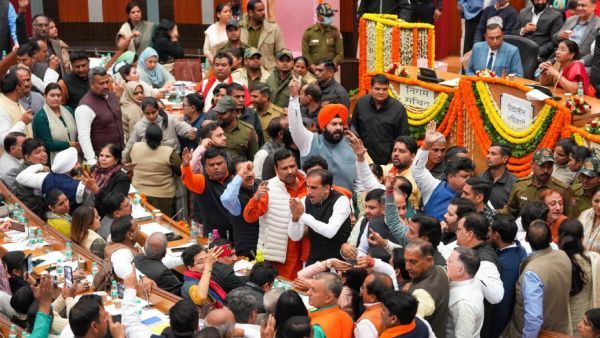 டெல்லி மாநகராட்சி கூட்டம்: ஆம் ஆத்மி Vs பாஜக மோதல்.. பறந்த வாட்டர் பாட்டில்.. இதுக்கு எண்டே கிடையாதா