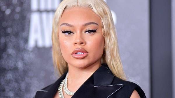 கிண்டலடித்த ரசிகர்கள்.. உள்ளாடையை ஏலமிட்ட பெண் பாடகி.. 30 நிமிடத்தில் ட்விஸ்ட்! யாருமே எதிர்பார்க்கல