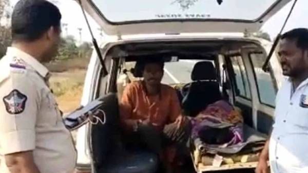 சடலத்துடன் நடந்து சென்றவரை மறித்த போலீஸ்.. அடுத்து நடந்த நெகிழ்ச்சி சம்பவம்! ச்சே என்னா மனுஷன்யா!