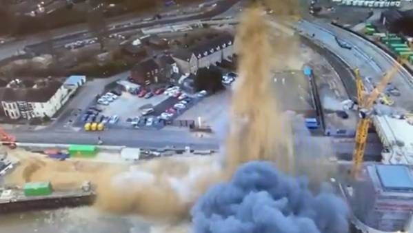 லண்டனில் வெடித்து சிதறிய 2 ஆம் உலகப்போர் வெடிகுண்டு.. வெளியான பரபரப்பு காட்சிகள்..என்ன நடந்தது?