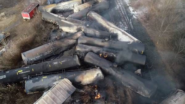 ஒரு ரயில் விபத்து.. லீக்கான ஆபத்தான கெமிக்கல்! செத்து மடிந்த மீன், பறவைகள்! திணறும் அமெரிக்க மக்கள்