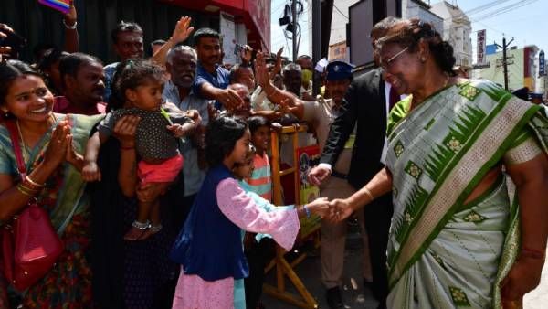 கடும் வெயில்! வியர்த்து விறுவிறுத்த மக்கள்! உடனே காரை நிறுத்திய திரௌபதி முர்மு! நெகிழ்ச்சியில் மதுரை