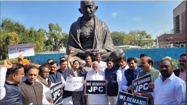 அதானி விவகாரம்- நாடாளுமன்ற கூட்டுக் குழு விசாரணை கோரி எதிர்க்கட்சி எம்.பிக்கள் போராட்டம்