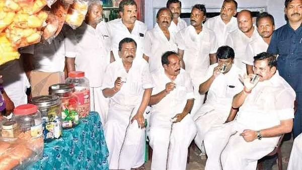 தம்பி டீ கொடுப்பா! டீ குடிக்கத் தான் வந்திருக்கிறேன்! ஓட்டுக்கேட்டு வரல! எடப்பாடி அடித்த ஜோக்!