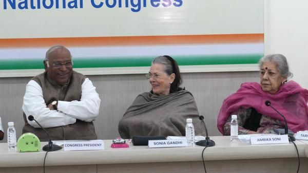 அரசியலில் இருந்து ஓய்வு பெறுகிறாரா சோனியா! காங்கிரஸ் அளித்த விளக்கம்! உற்று பார்க்கும் தொண்டர்கள்