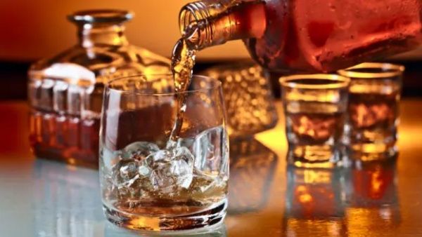 ஃபுல் பாட்டில் விஸ்கி.. கூட இருந்தே செய்த சதி.. ஒரே மூச்சில் குடித்த நபர்.. கடைசியில் ஷாக்