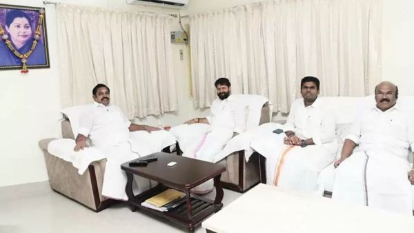 வேணாம் நிறுத்துங்க.. 2 மாஜிக்கள் கலகம்.. டெல்லியில் இருந்து போன்.. ஷாக் ஆன எடப்பாடி! உடனே சமாதானம்?