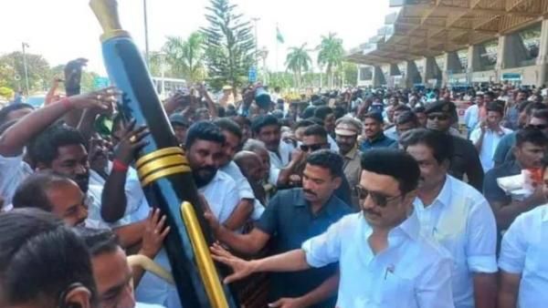 மதுரை வந்த முதல்வர்.. பிரம்மாண்ட பேனாவை பரிசளித்த தொண்டர்கள்.. ஆச்சரியமடைந்த மு.க.ஸ்டாலின்!