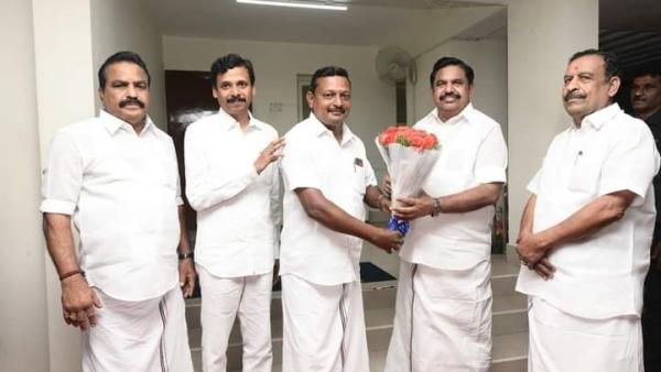 கூண்டோடு காலி.. டெல்டாவில் சொல்லியடித்த எடப்பாடி! அதிமுகவில் ஐக்கியமான 12 பேர்.. தினகரன் செம ஷாக்!