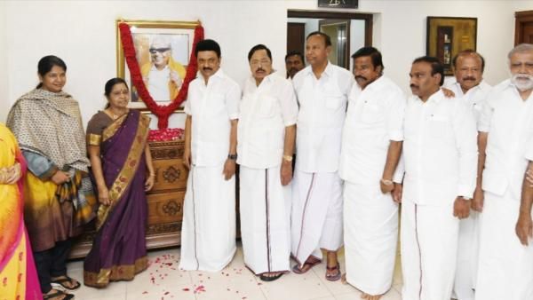 நேரில் சென்று ராஜாத்தி அம்மாளிடம் ஆசிபெற்ற முதல்வர் ஸ்டாலின்! வாசல் வரை வந்து வரவேற்ற கனிமொழி!