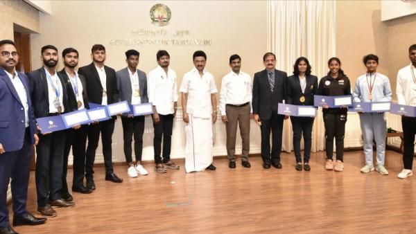 160 வீரர்களுக்கு ரூ.2.25 கோடி ஊக்கத் தொகை! ஸ்டாலின் கையால் காசோலையை கொடுக்க வைத்த உதயநிதி!
