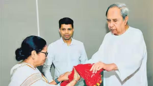 மத்தியில் 3வது அணி? அகிலேசுக்கு பின் நவீன் பட்நாயக்கை சந்தித்த மம்தா.. நடந்தது என்ன? திரும்பும் கை