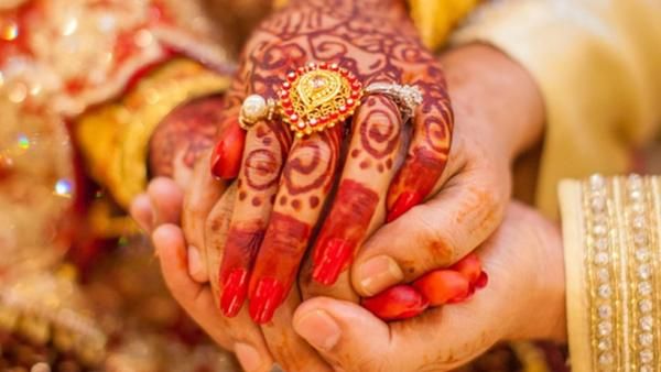 குழந்தையுடன் மணப்பெண்கள்.. 2 பெண்களை காதலித்து ஒரே மேடையில் 2 பேருக்கும் தாலி கட்டிய இளைஞர்