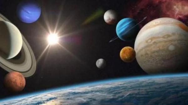 அங்கே பாருங்களேன்..நிலவுக்கு அருகே ஒரே நேர்கோட்டில் அணிவகுத்த 5 கிரகங்கள்..ஆச்சரியப்பட்ட மக்கள்!