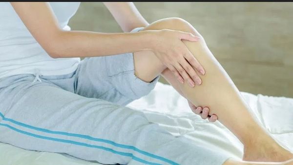 தூங்கும் போது யாரோ காலை பிடிச்சு இழுக்கறாங்களா.. பயம் வேண்டாம்..வீட்டிலேயே சிகிச்சை இருக்கு!