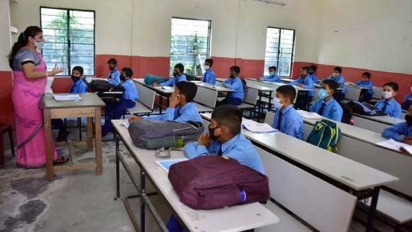 புதுச்சேரியில் 1 முதல் 8 வரை பள்ளிகளுக்கு 10 நாட்கள் லீவு..தெலங்கானாவில் அரைநாள் மட்டுமே ஸ்கூல்
