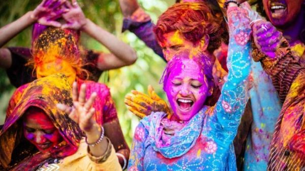 ஹோலி..ஹோலி..வர்ண பொடிகளை தூவி சென்னையில் உற்சாக கொண்டாட்டம்..வாழ்த்து