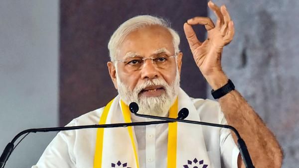 வளர்ச்சியில் கவனம் செலுத்தும் எனக்கு சவக்குழி தோண்டும் காங்கிரஸ்: மாண்டியாவில் வெளுத்த பிரதமர் மோடி