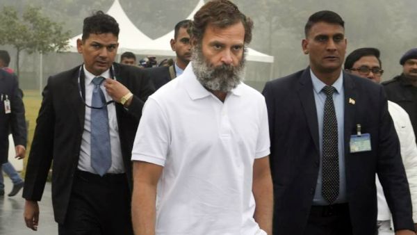 ராகுல் காந்தியை விடாமல் துரத்திய டெல்லி போலீஸ்.. பலமணிநேர காத்திருப்புக்கு பின் நோட்டீஸ்.. என்னாச்சு?