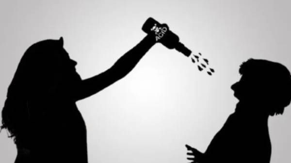 ஷாக்.. ஈரோடு அருகே இளைஞர் மீது ஆசீட் வீசிய இளம்பெண்.. ஆபத்து நிலையில் சிகிச்சை.. என்னாச்சு?