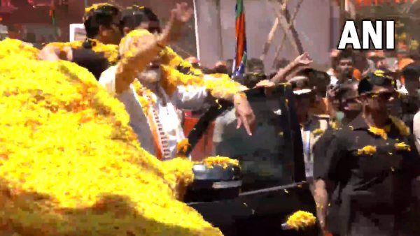 கர்நாடகாவில் காரில் நின்றபடி ரோட் ஷோ..பிரதமர் மோடி செய்த காரியம்.. நெகிழ்ந்த தொண்டர்கள்..என்னாச்சு!