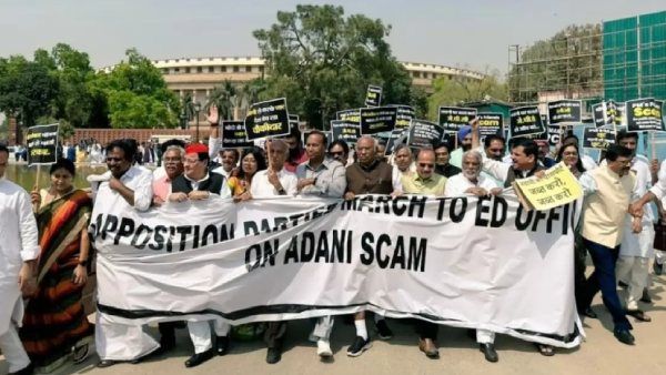 அதானி முறைகேடு.. அமலாக்கத்துறை விசாரணை கோரி 18 கட்சியினர் பேரணி.. தடுத்த போலீஸ்.. பரபரத்த டெல்லி