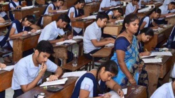பிளஸ் 2 பொதுத்தேர்வு.. ஆங்கில பாடத்தேர்வில் 50 ஆயிரம் மாணவர்கள் ஆப்செண்ட்.. பள்ளிக்கல்வித்துறை தகவல்