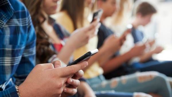 சமூக வலைத்தள பயன்பாட்டை குறைத்தால்.. இப்படி எல்லாம் நன்மை இருக்கா.. ஆய்வு என்ன சொல்லிருக்கு பாருங்க