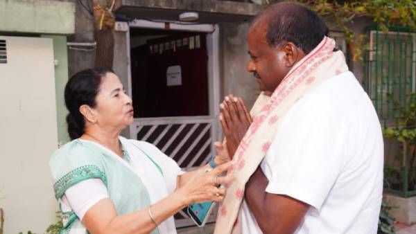 உருவாகிறதா 3வது அணி? குமாரசாமியை சந்தித்த மம்தா பானர்ஜி.. என்ன நடந்தது? உற்றுநோக்கும் காங்கிரஸ்!