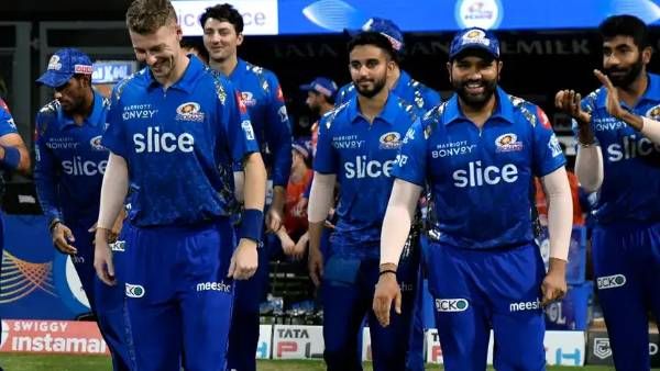 மும்பை அணி கப்பலில் விழுந்த ஓட்டைகள்.. கரை சேர்ப்பாரா நாயகன் ரோகித் சர்மா? ஒரு பார்வை!