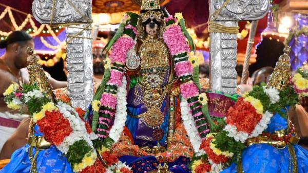 ஸ்ரீரங்கம் மாசி திருவிழா: நெல்லளவு கண்டருளி..தெப்பத்தில் உபய நாச்சியார்களுடன் வலம் வந்த நம்பெருமாள்
